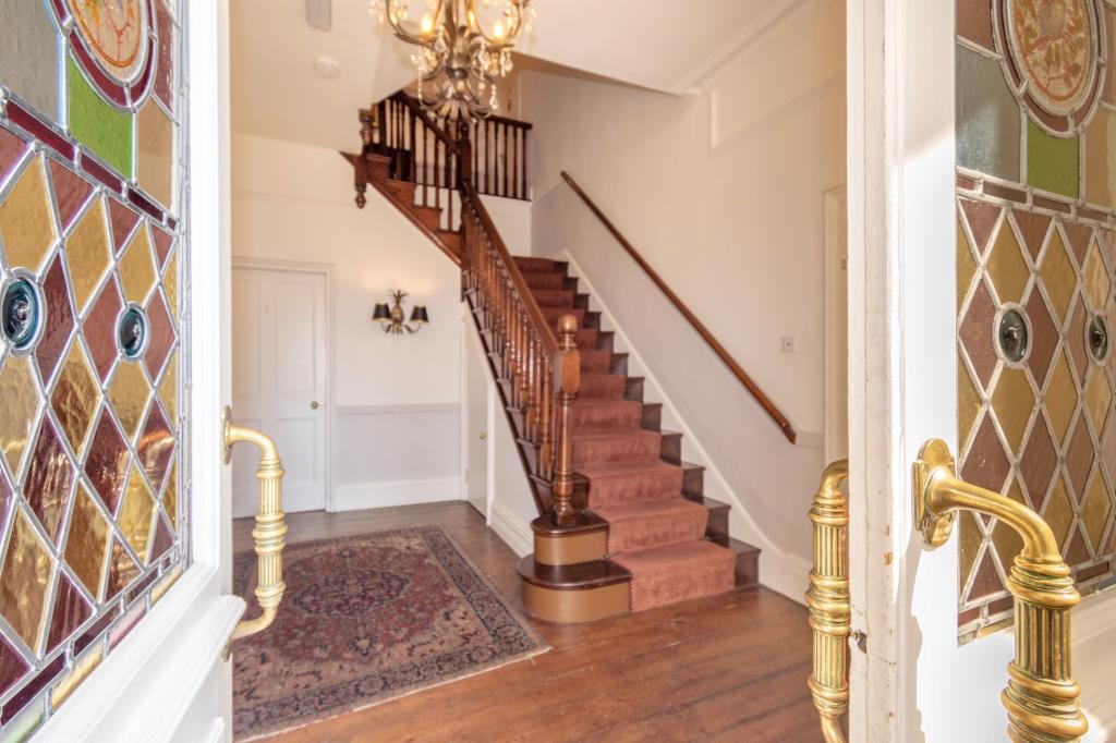 Lot: 29 - CHARACTERFUL FLAT IN A DESIRABLE NORFOLK COASTAL TOWN - Communal entranceway with stairs to second floor
